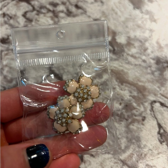 Peach and diamond flower stud earrings - Picture 3 of 3